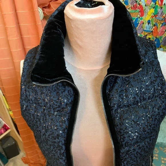 Women's Black Quilted Vest - Picture 6 of 16